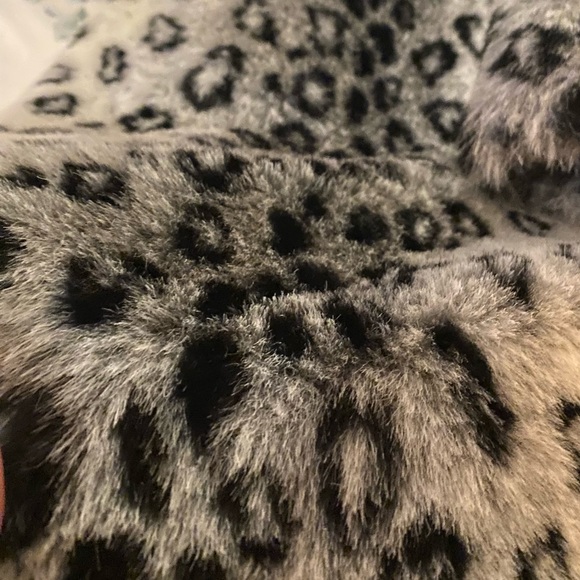 Vintage Faux Fur Coat 🖤 🤍 - Picture 4 of 9